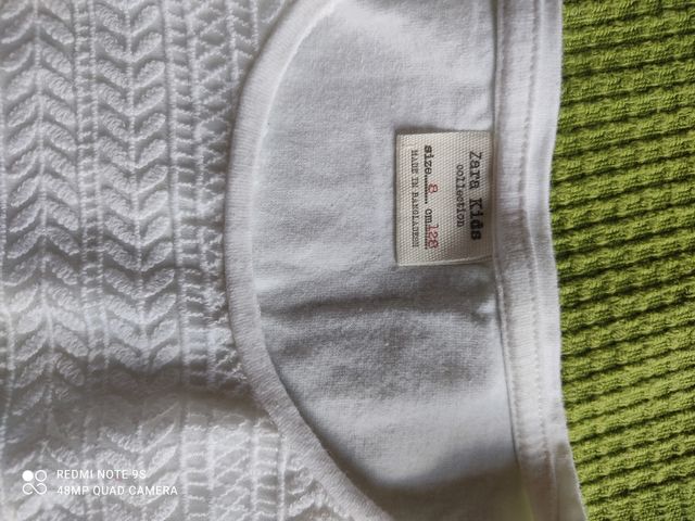 Ropa niña: chaleco rosa + camiseta + jeans