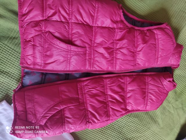 Ropa niña: chaleco rosa + camiseta + jeans