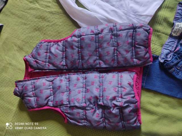 Ropa niña: chaleco rosa + camiseta + jeans