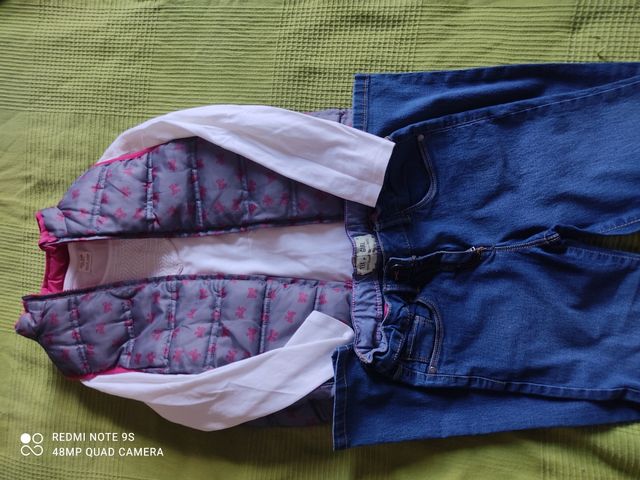 Ropa niña: chaleco rosa + camiseta + jeans