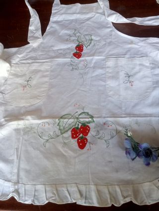 Grembiule cotone ricamato fragole
