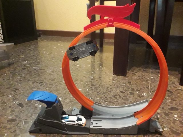 Pista Hot Wheels con loopin