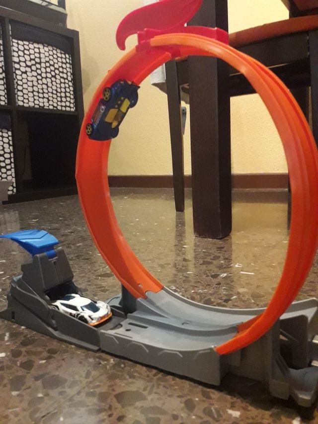Pista Hot Wheels con loopin