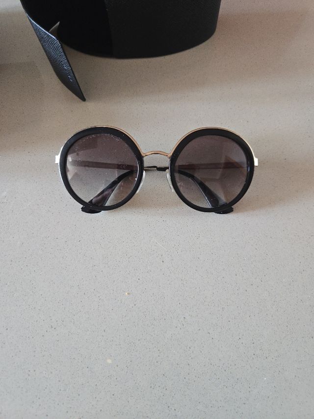 Gafas Prada vintage redondas con su funda y caja