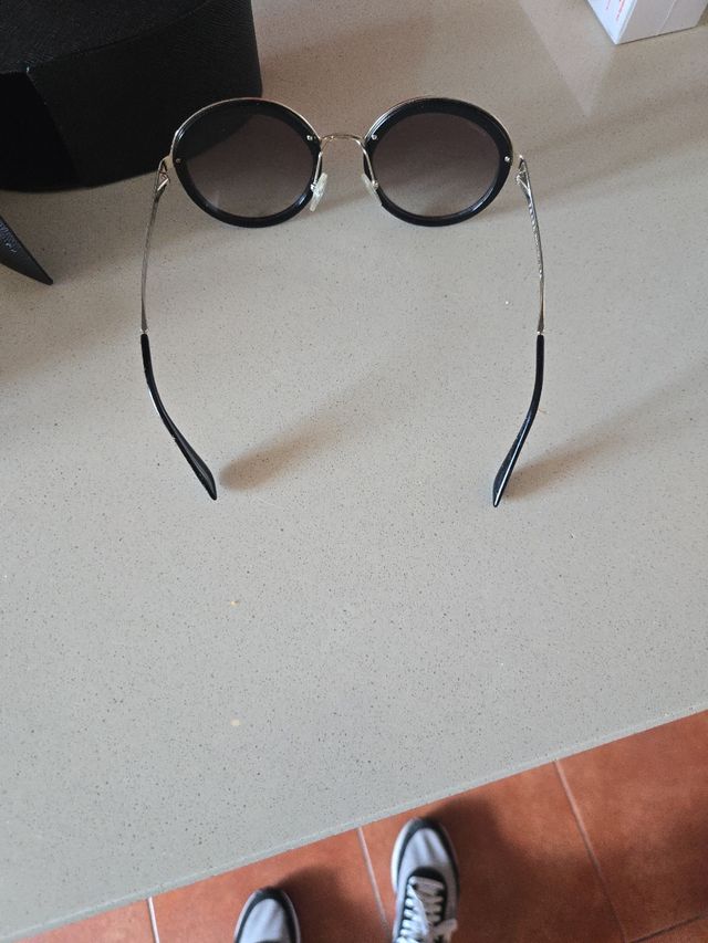 Gafas Prada vintage redondas con su funda y caja