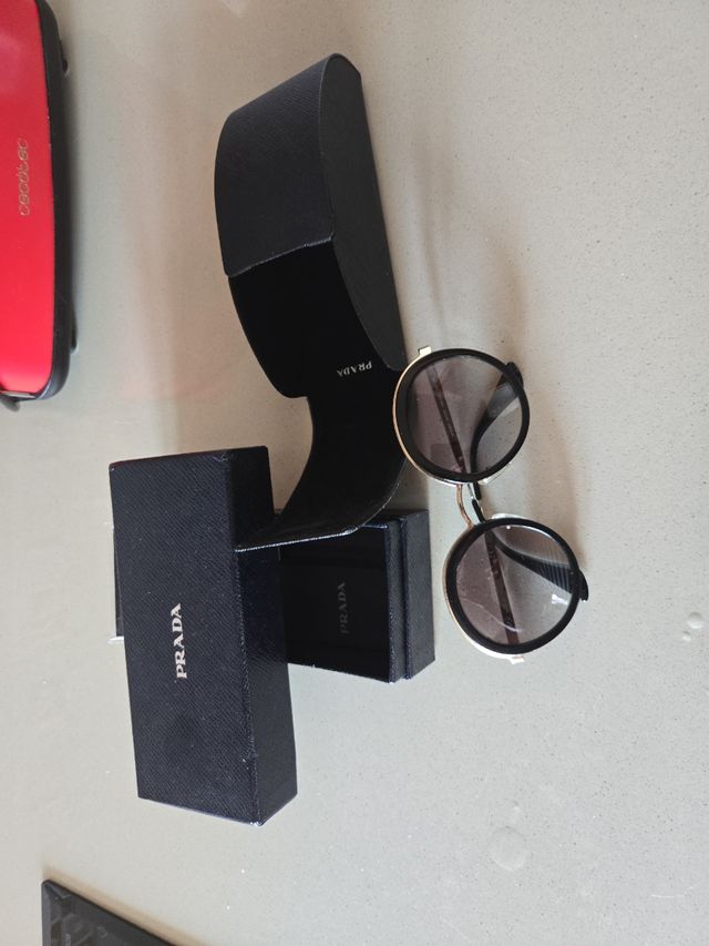 Gafas Prada vintage redondas con su funda y caja