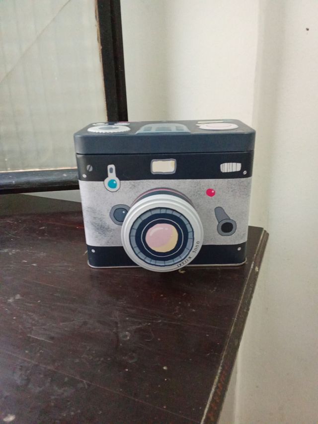 Caja lata cámara vintage