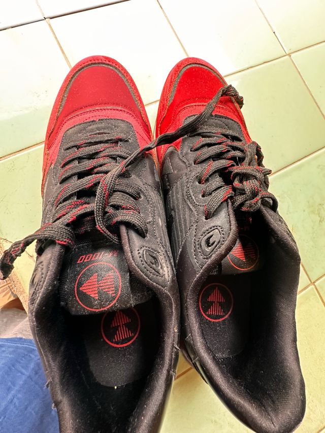Zapatillas rojas y negras. solo uasada 2 veces.