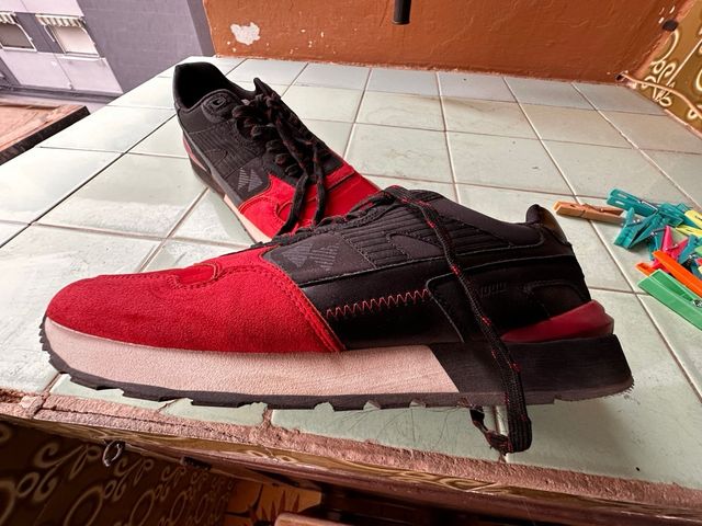 Zapatillas rojas y negras. solo uasada 2 veces.