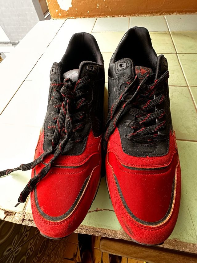 Zapatillas rojas y negras. solo uasada 2 veces.