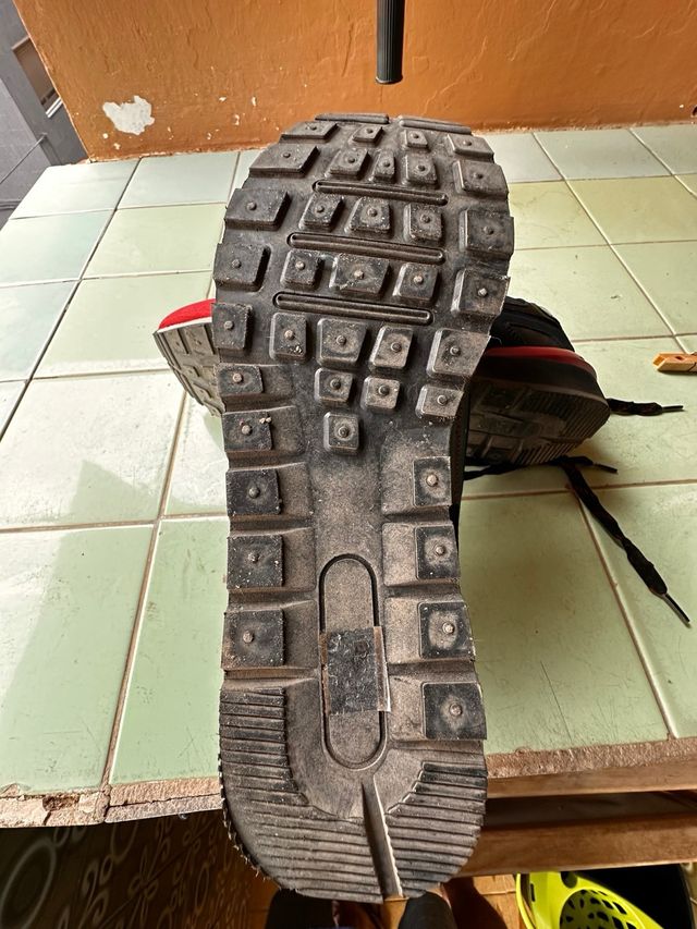 Zapatillas rojas y negras. solo uasada 2 veces.