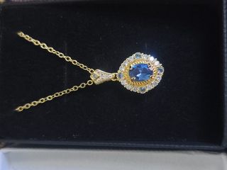 Collar con colgante azul y dorado