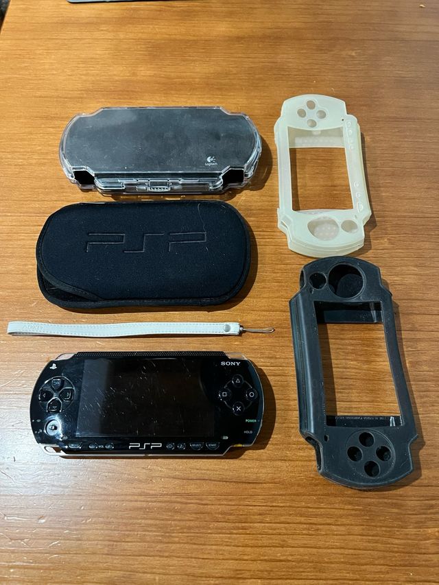 PSP Sony negra - consola + fundas