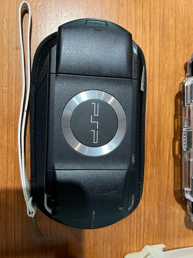 PSP Sony negra - consola + fundas