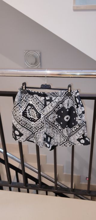 Pantaloncini effetto foulard bianco e nero