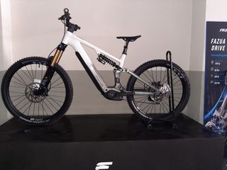 Bicicleta Focus Fazua 2025