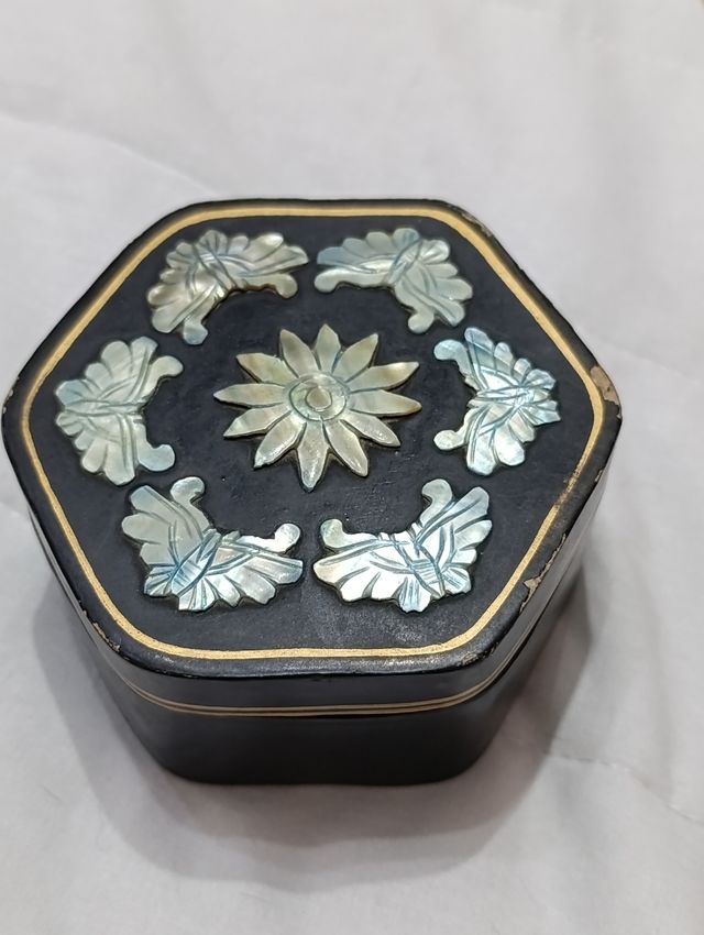 Joyero antiguo de madera lacada