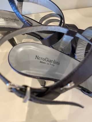 Sandalias nuevas con tacón marca Nero Giardini 