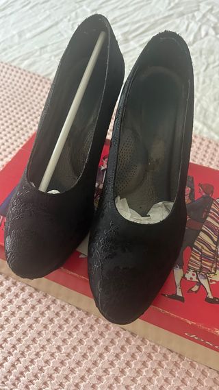 Zapatos negros traje regional