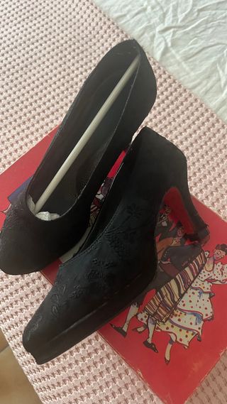 Zapatos negros traje regional