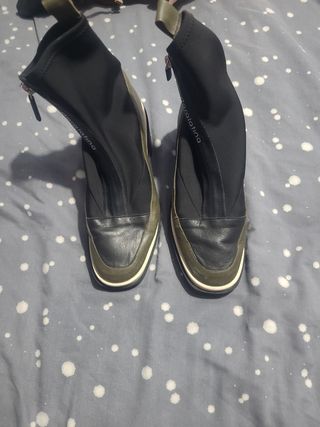 Botas negras y verde oliva
