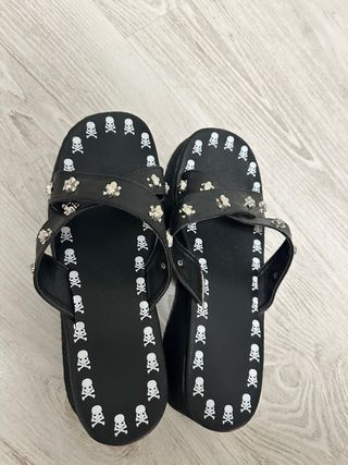 Sandalias plataforma negras calaveras