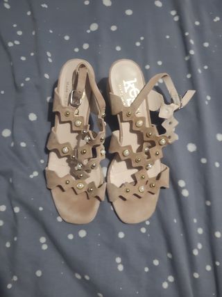 Sandalias beige tacón