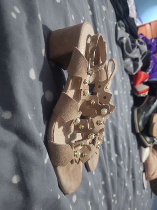 Sandalias beige tacón