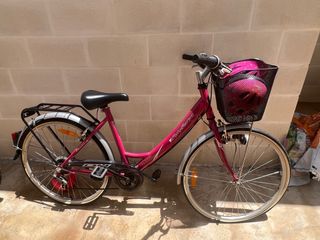 Bicicleta niña, con un casco  a conjunto. Nueva