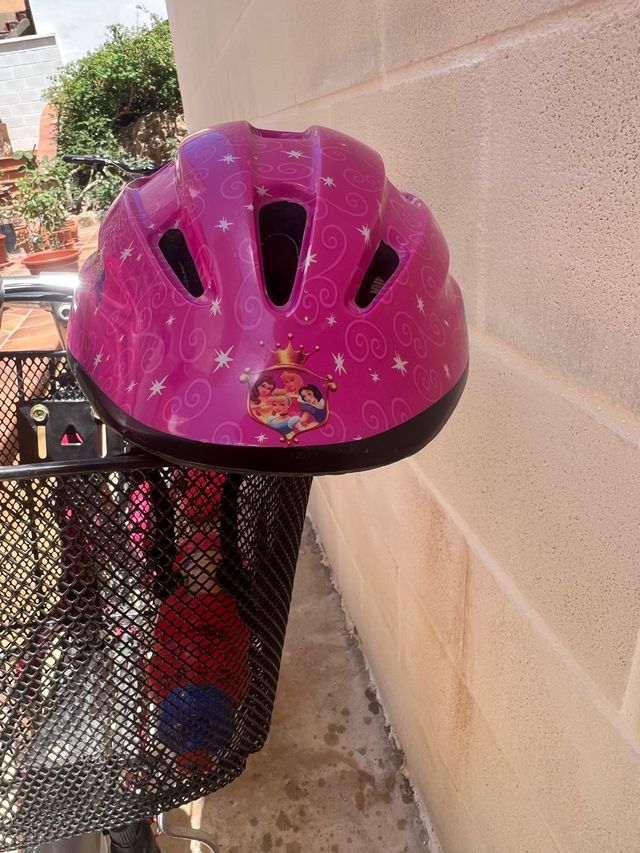 Bicicleta niña, con un casco a conjunto. Nueva