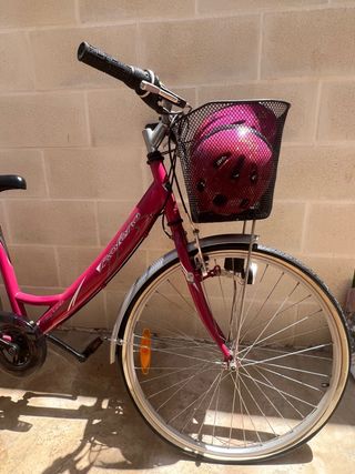 Bicicleta niña, con un casco  a conjunto. Nueva