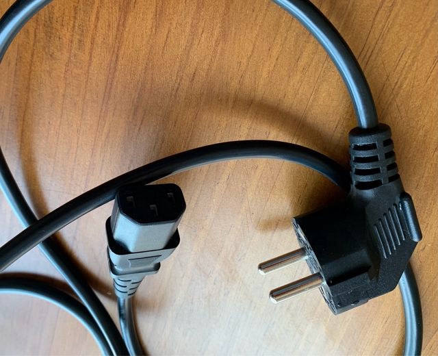 4 Cables IEC C13-Schuko