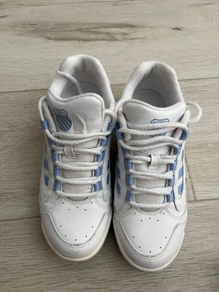 Zapatillas K-Swiss blancas y azules