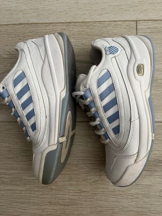 Zapatillas K-Swiss blancas y azules