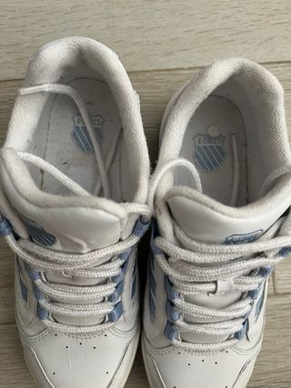 Zapatillas K-Swiss blancas y azules