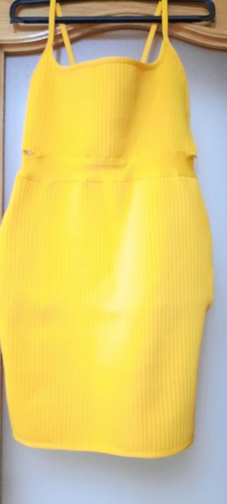 Vestido amarillo ajustado
