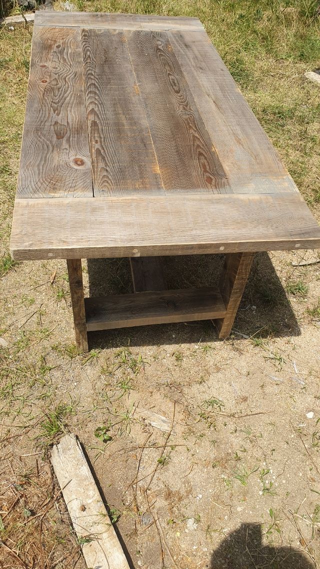 Mesa rústica de madera