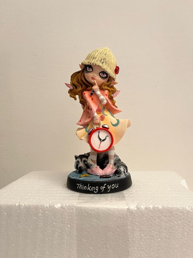 Fata con procione - Statua decorativa