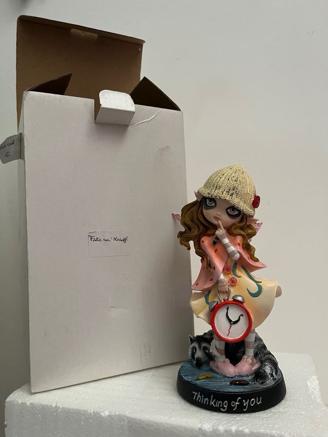 Fata con procione - Statua decorativa