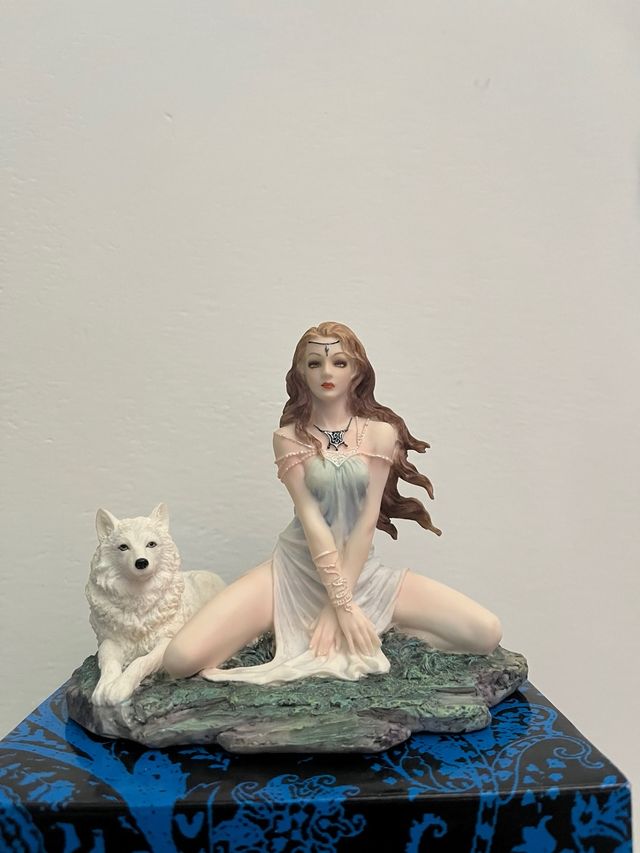 Statuetta Studio Collection - Donna e Lupo