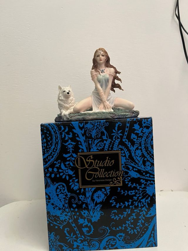 Statuetta Studio Collection - Donna e Lupo