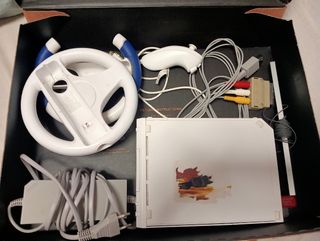Wii Nintendo + juegos ( 5 euros ).
No lleva mandos
