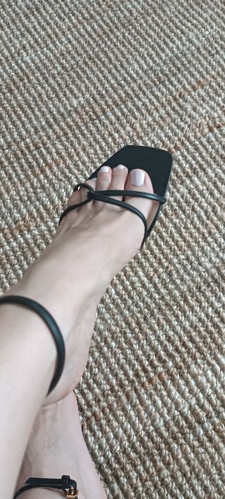 Sandalias negras tiras