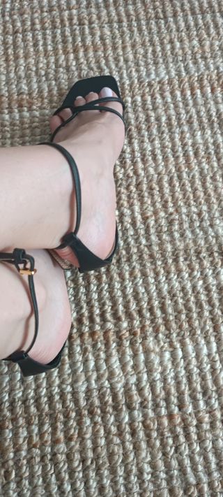 Sandalias negras tiras