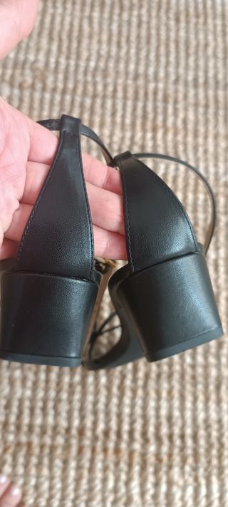 Sandalias negras tiras