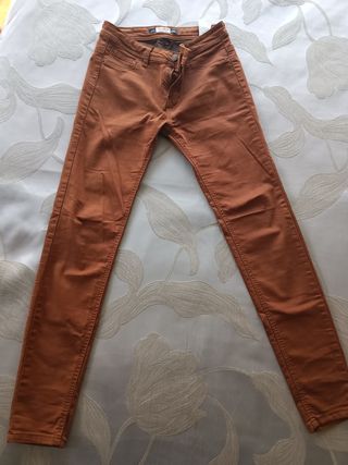 Pantalones marrones pitillo