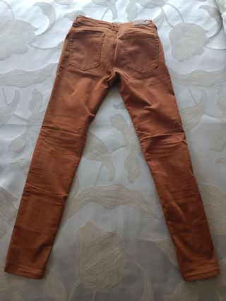 Pantalones marrones pitillo
