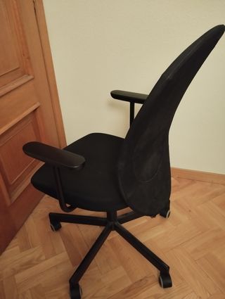 Silla oficina negra con reposabrazos