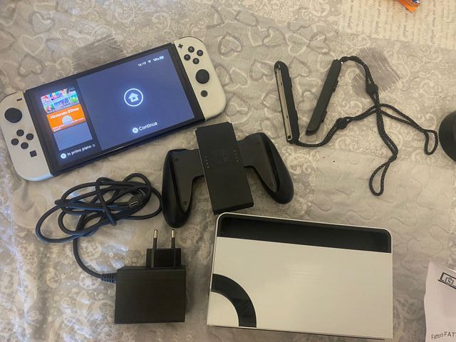 Nintendo Switch OLED bianca