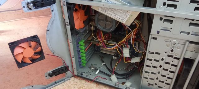 Torre PC Soprano negra - ideal restaurar